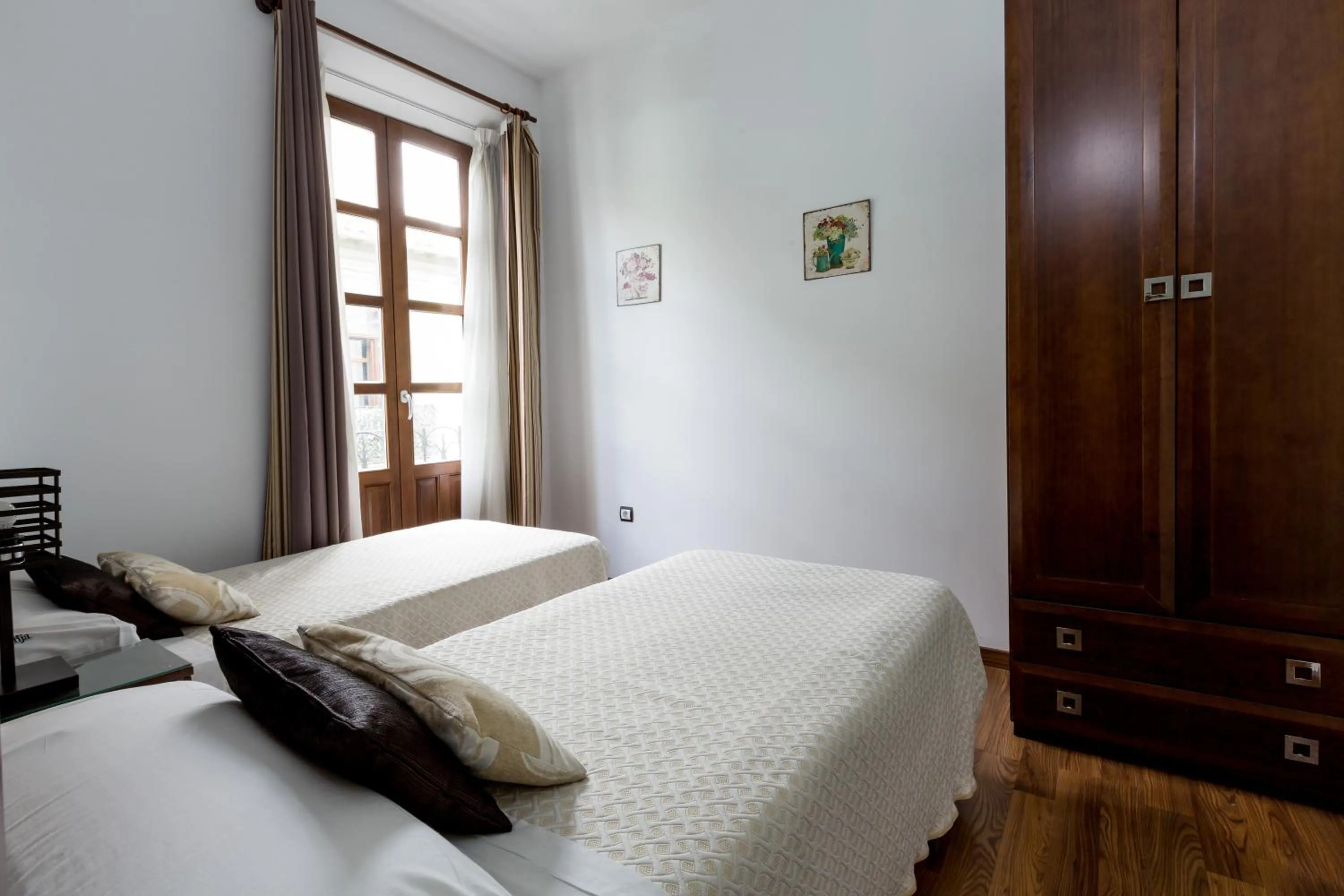 Photo of the whole room, Bed in Apartamentos Casa de la Lonja