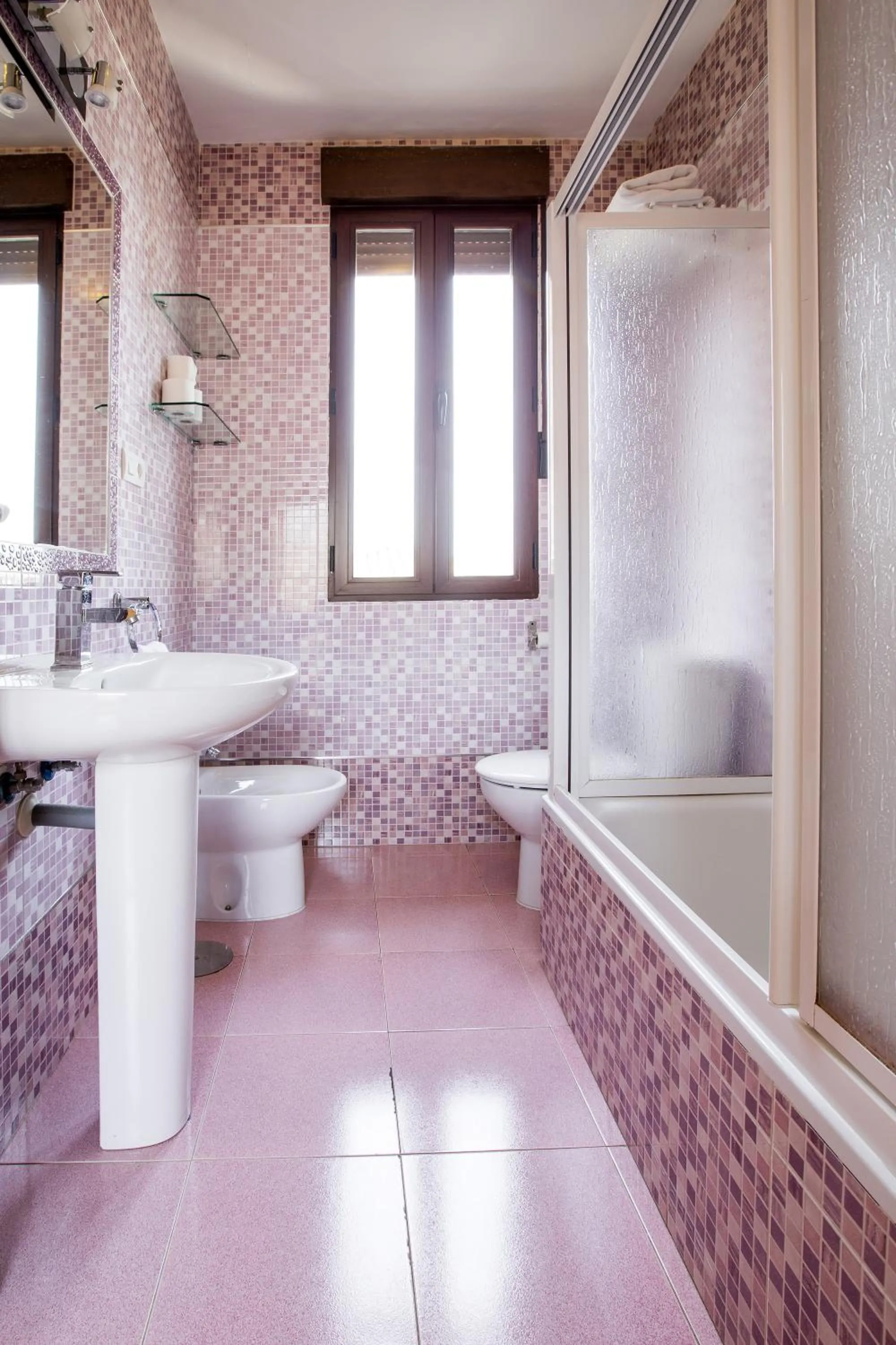 Shower in Apartamentos Casa de la Lonja