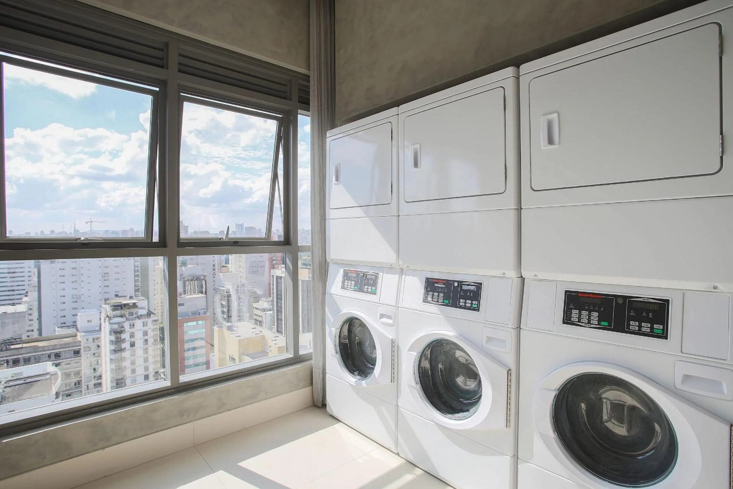 Seating area in DSG Itaim by Conviva