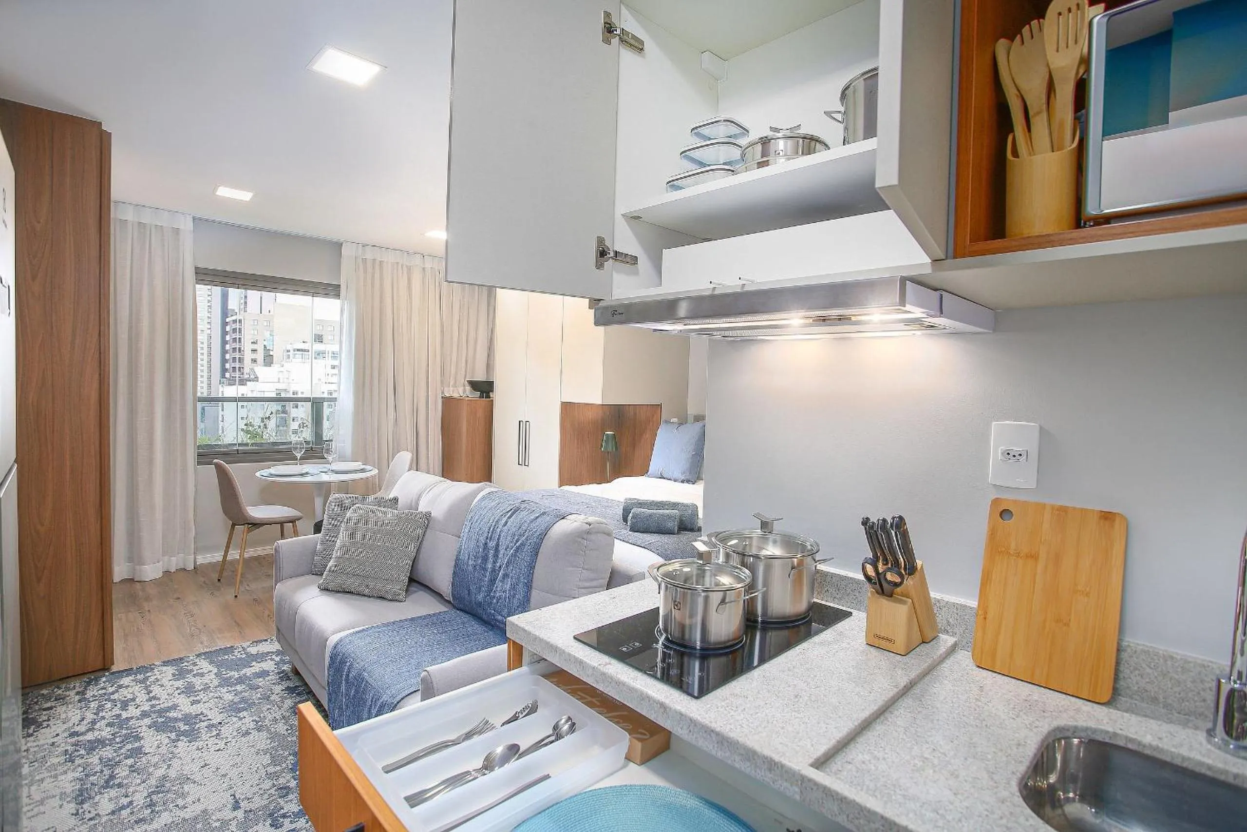 Kitchen or kitchenette in DSG Itaim by Conviva