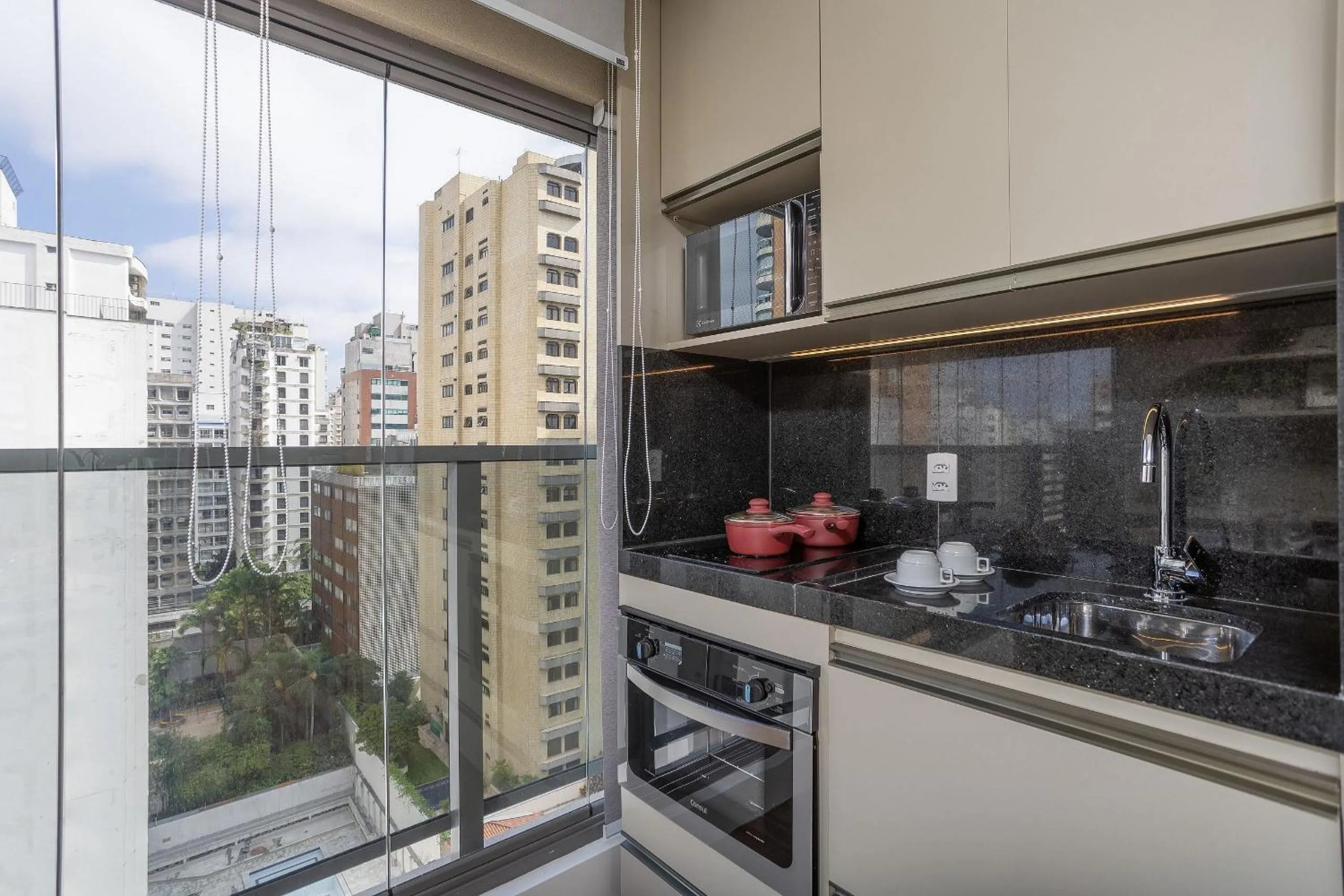 Kitchen or kitchenette in DSG Itaim by Conviva