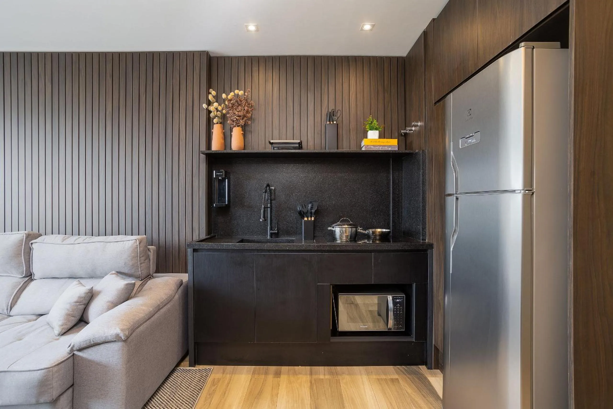 Kitchen or kitchenette in DSG Itaim by Conviva