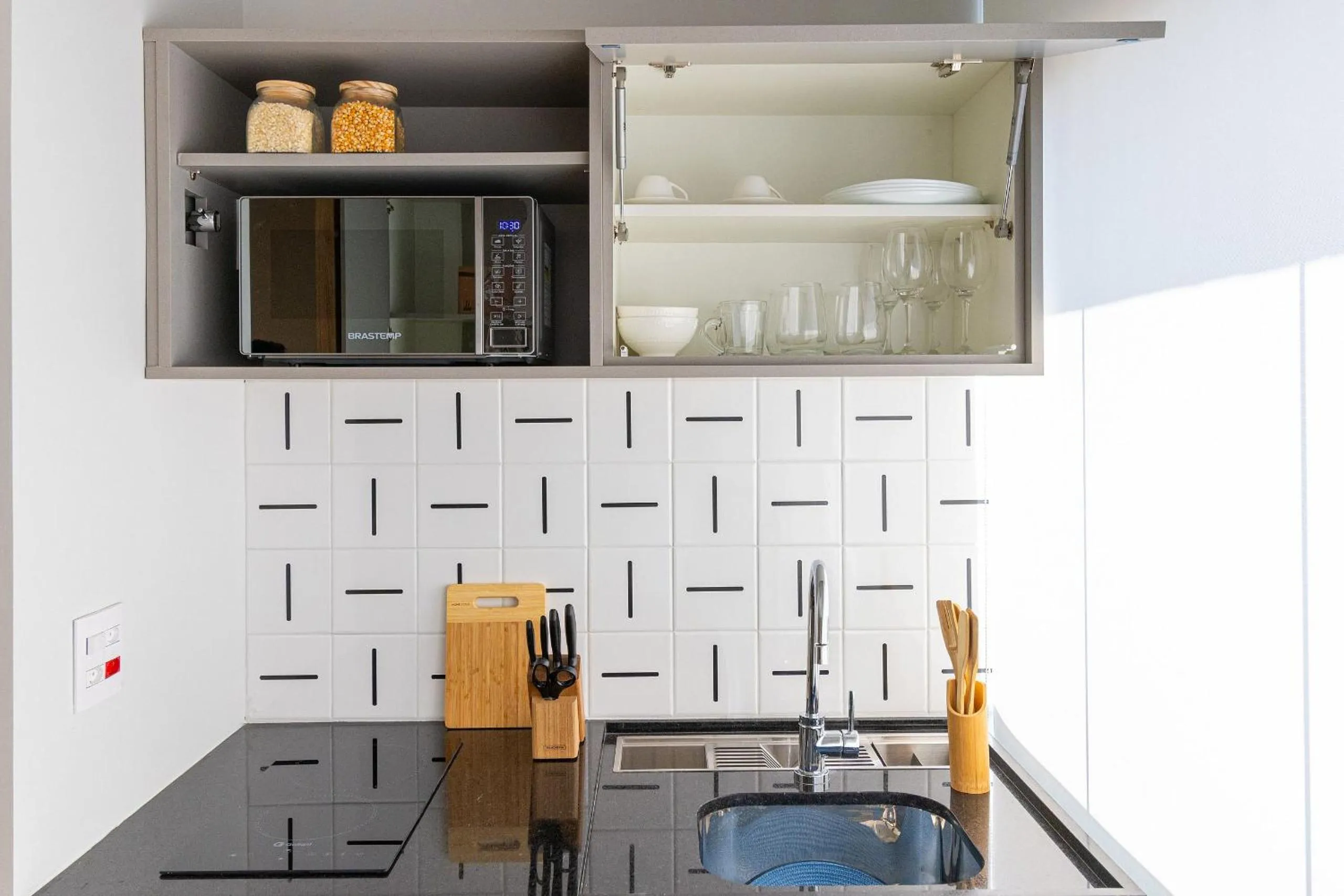 Kitchen or kitchenette in DSG Itaim by Conviva