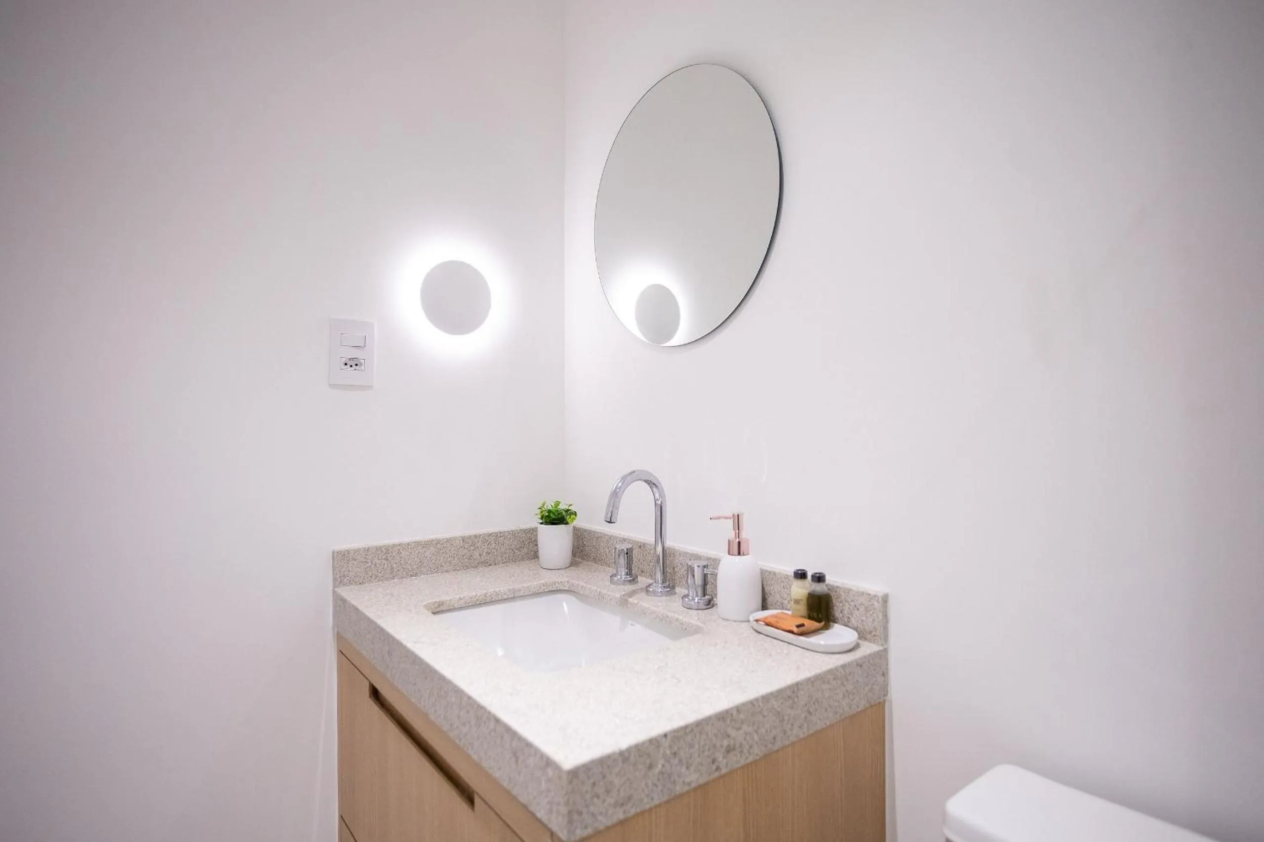 Toilet in DSG Itaim by Conviva