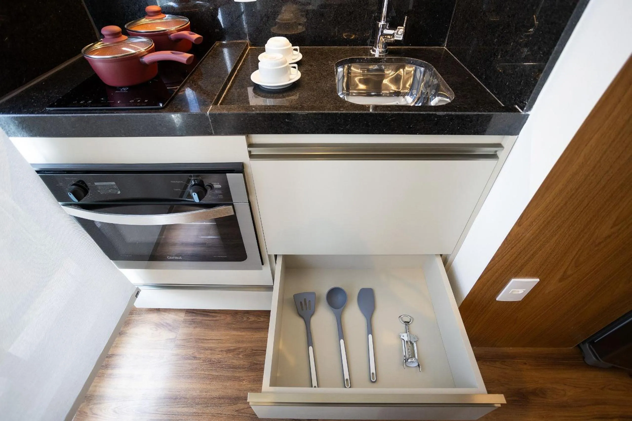 Kitchen or kitchenette in DSG Itaim by Conviva