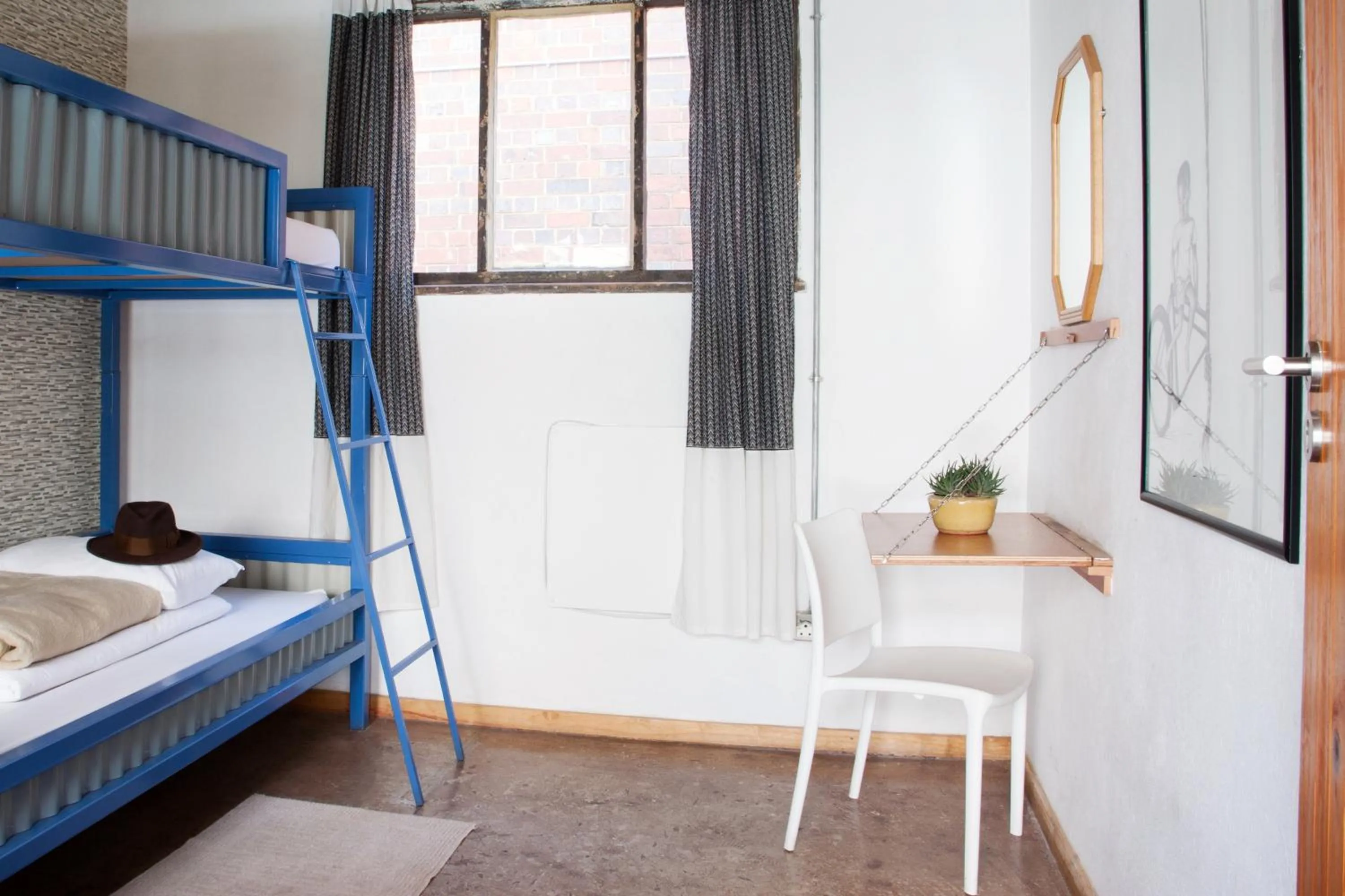 bunk bed, Bed in CURIOCITY Backpackers Johannesburg