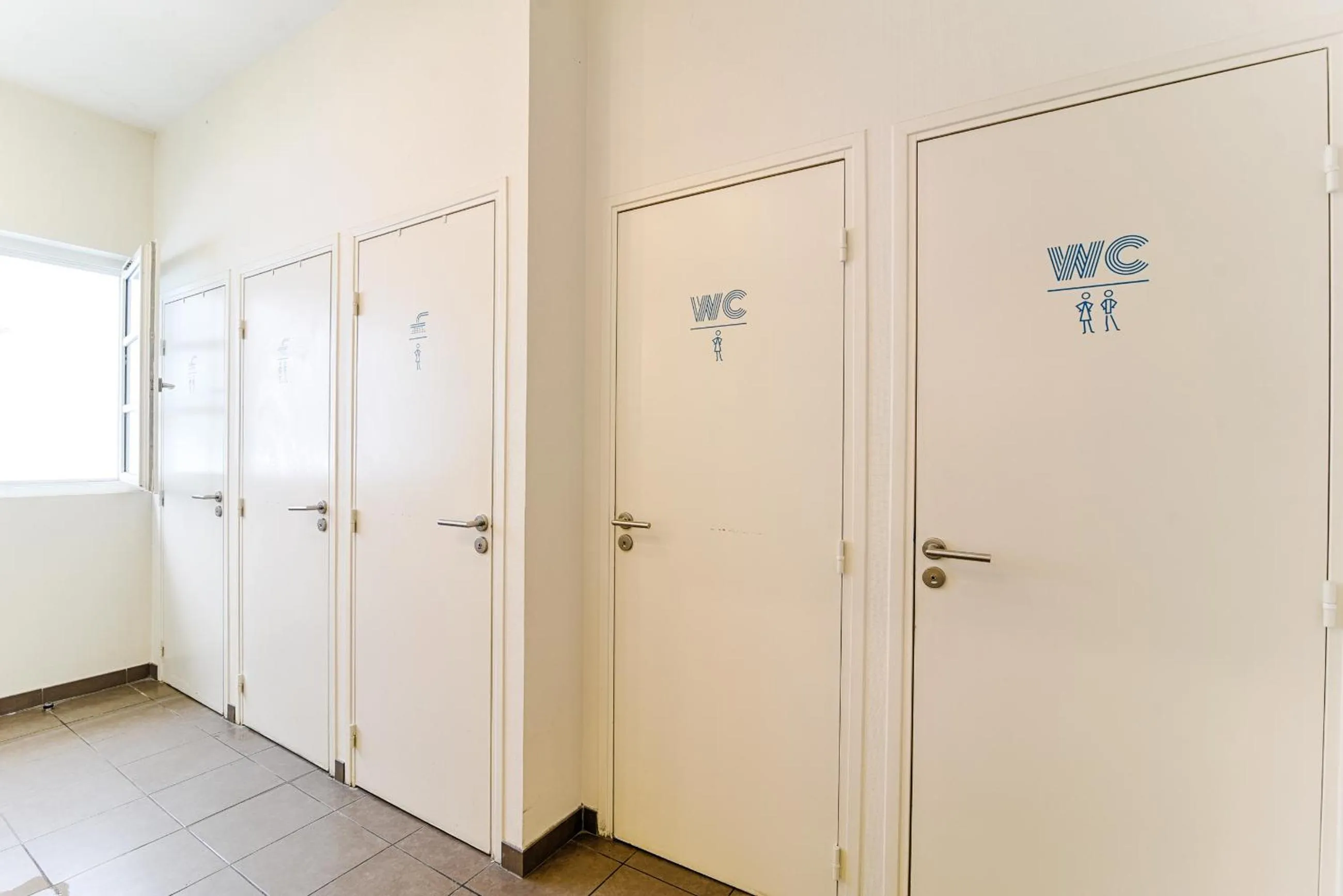 Shower in SLO Hostel Lyon Saxe