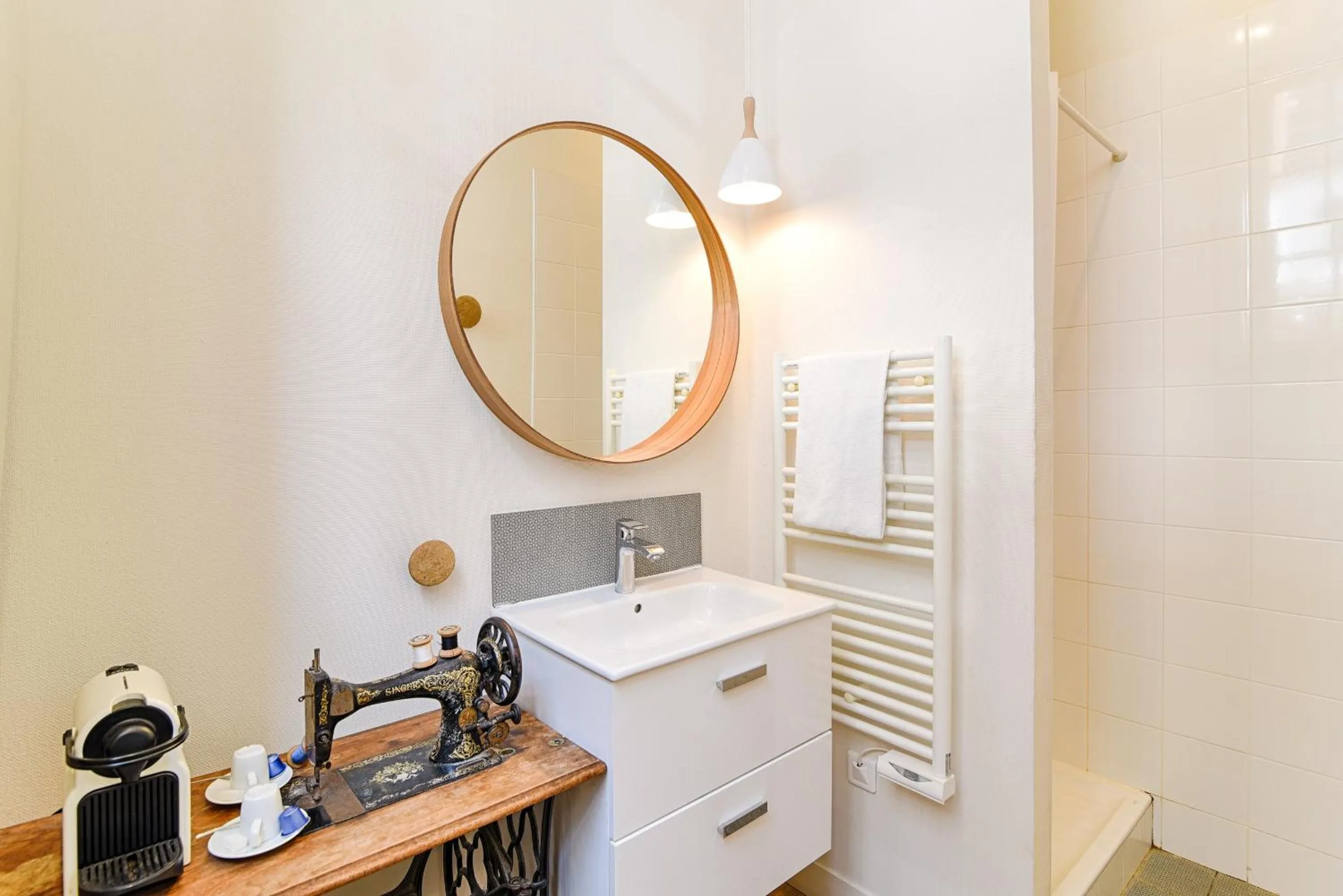 Shower in SLO Hostel Lyon Saxe