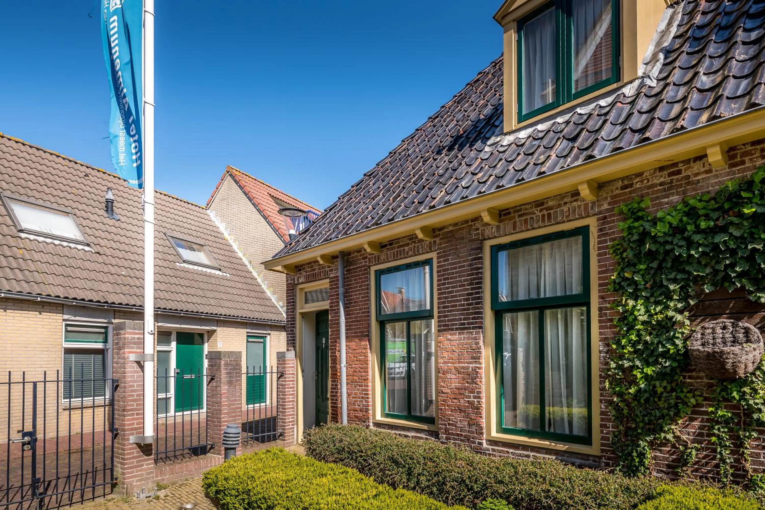 Facade/entrance in Hotel Almenum - het sfeervolle stadslogement -