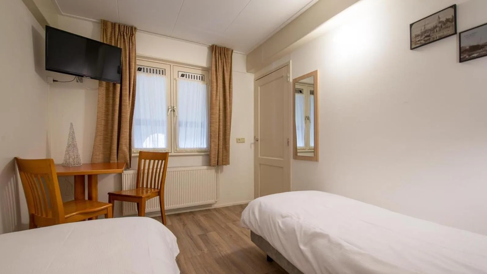 Bed in Hotel Almenum - het sfeervolle stadslogement -