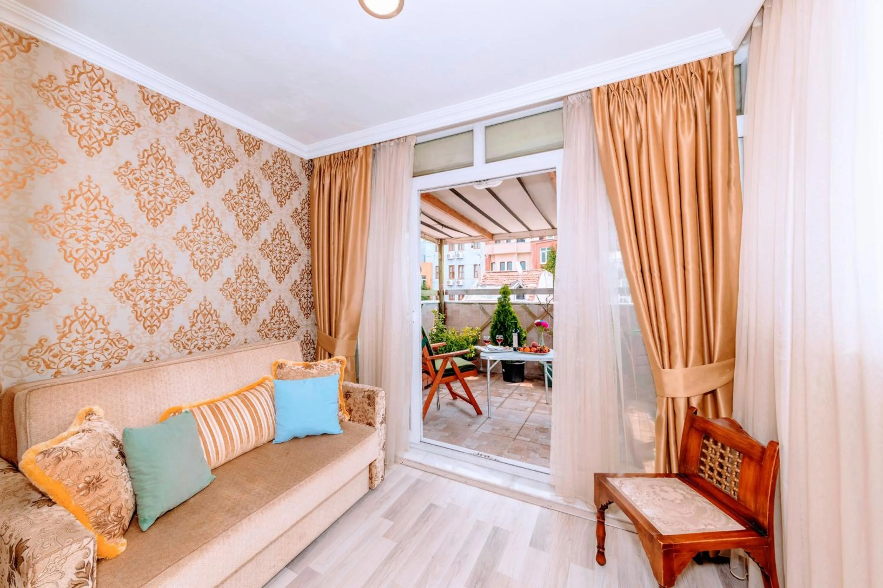 Living room in Walnut Shell Hotel