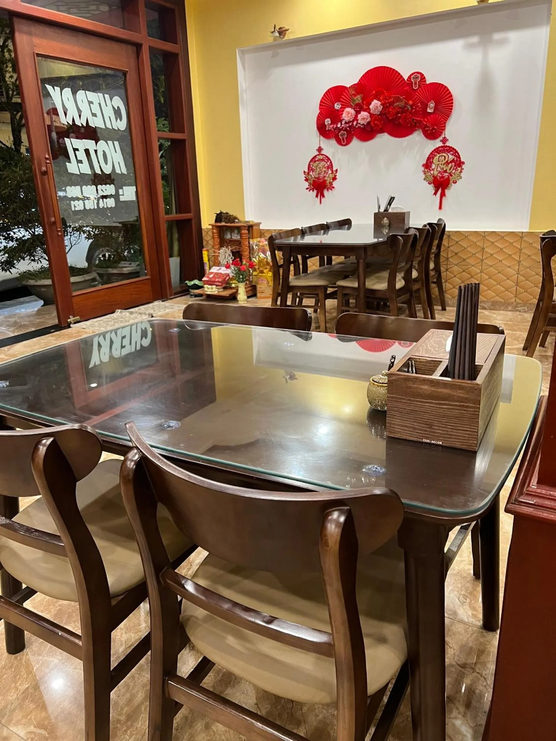 Restaurant/places to eat in Cherry Hotel