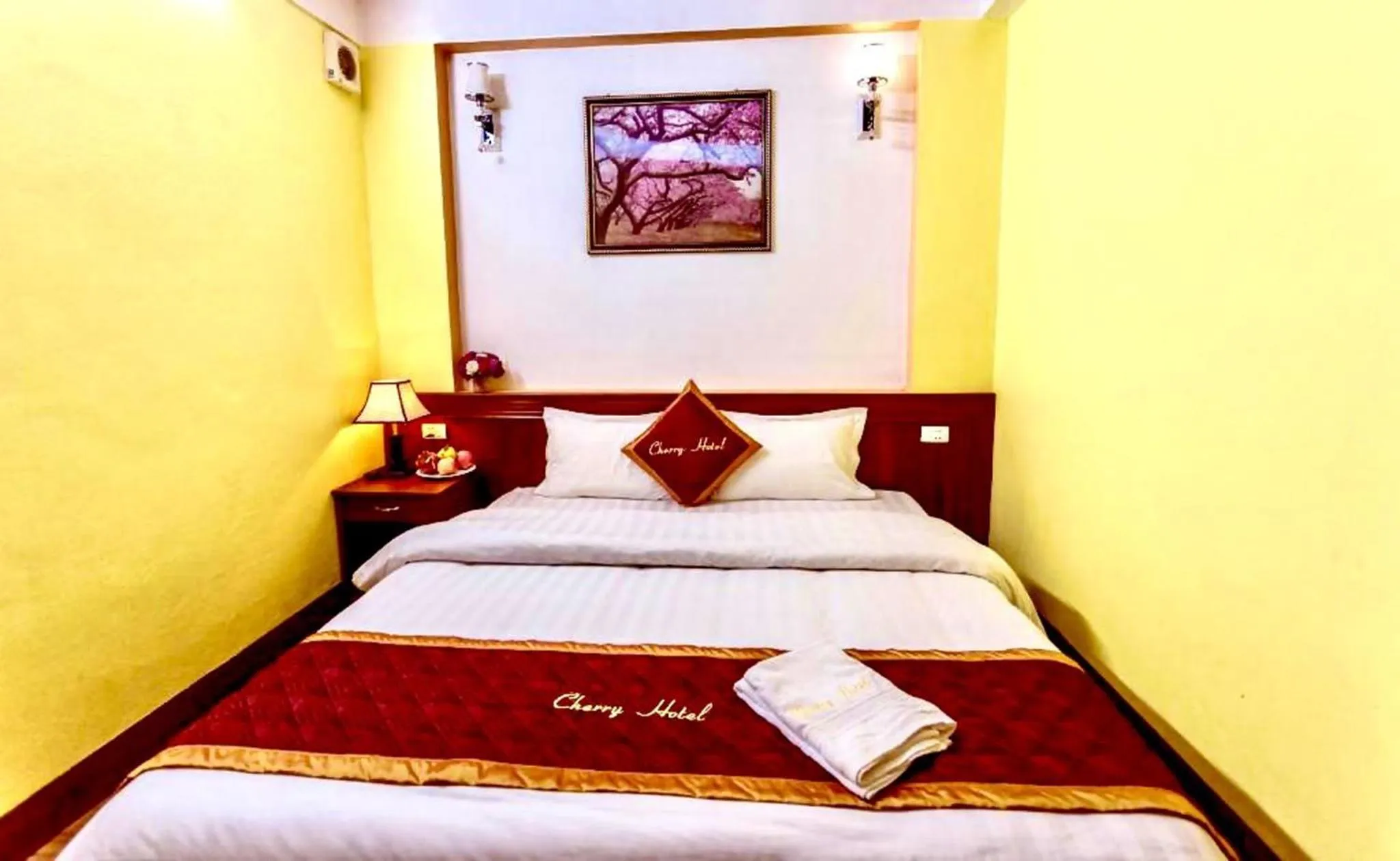 Photo of the whole room, Bed in Cherry Hotel