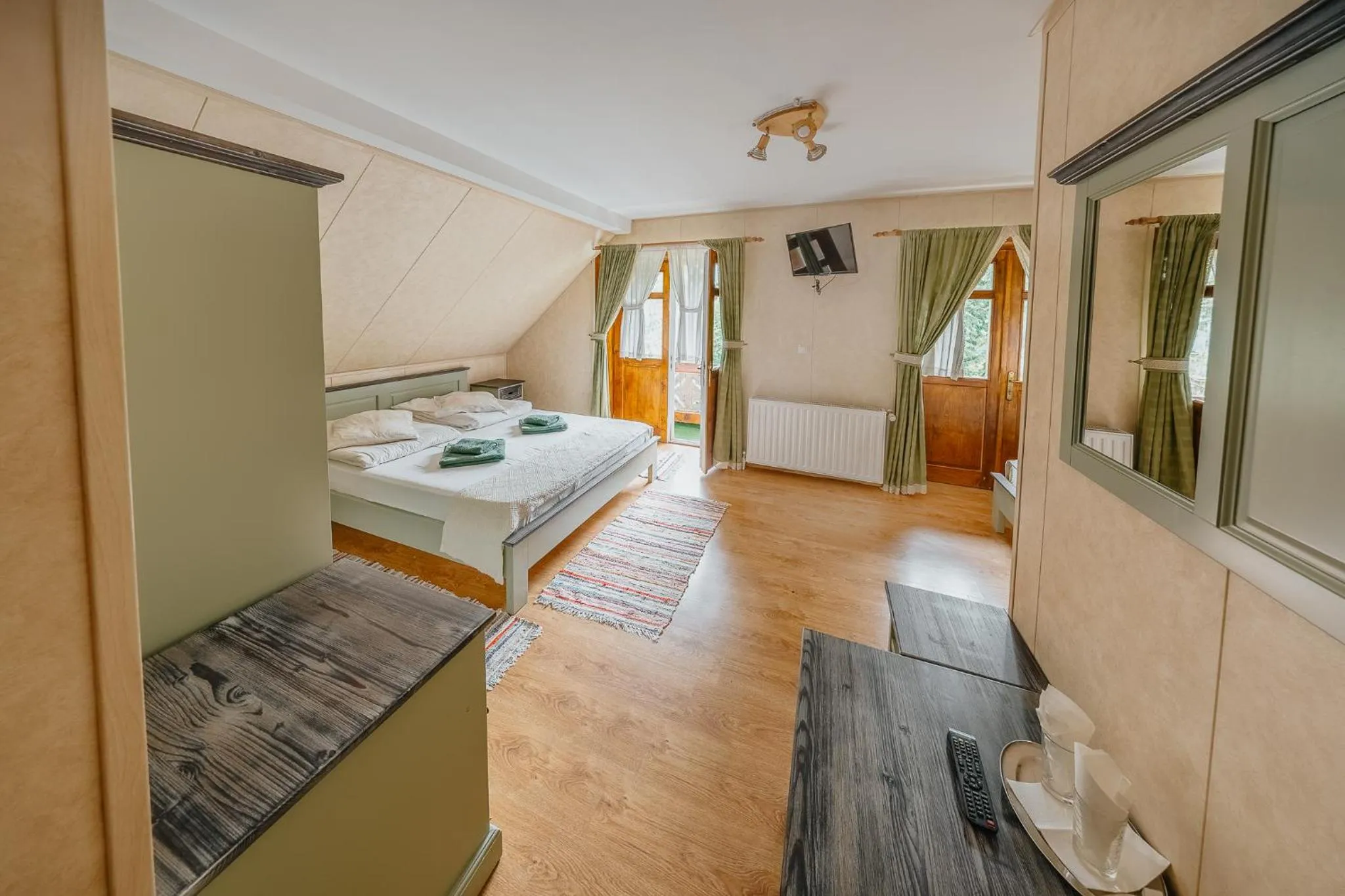 Bed in Pensiunea Vanatorul