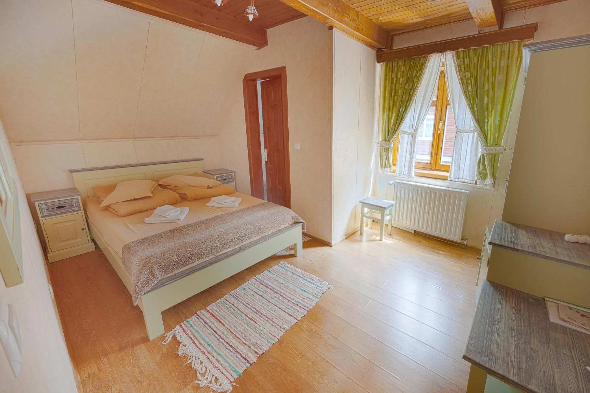 Bed in Pensiunea Vanatorul