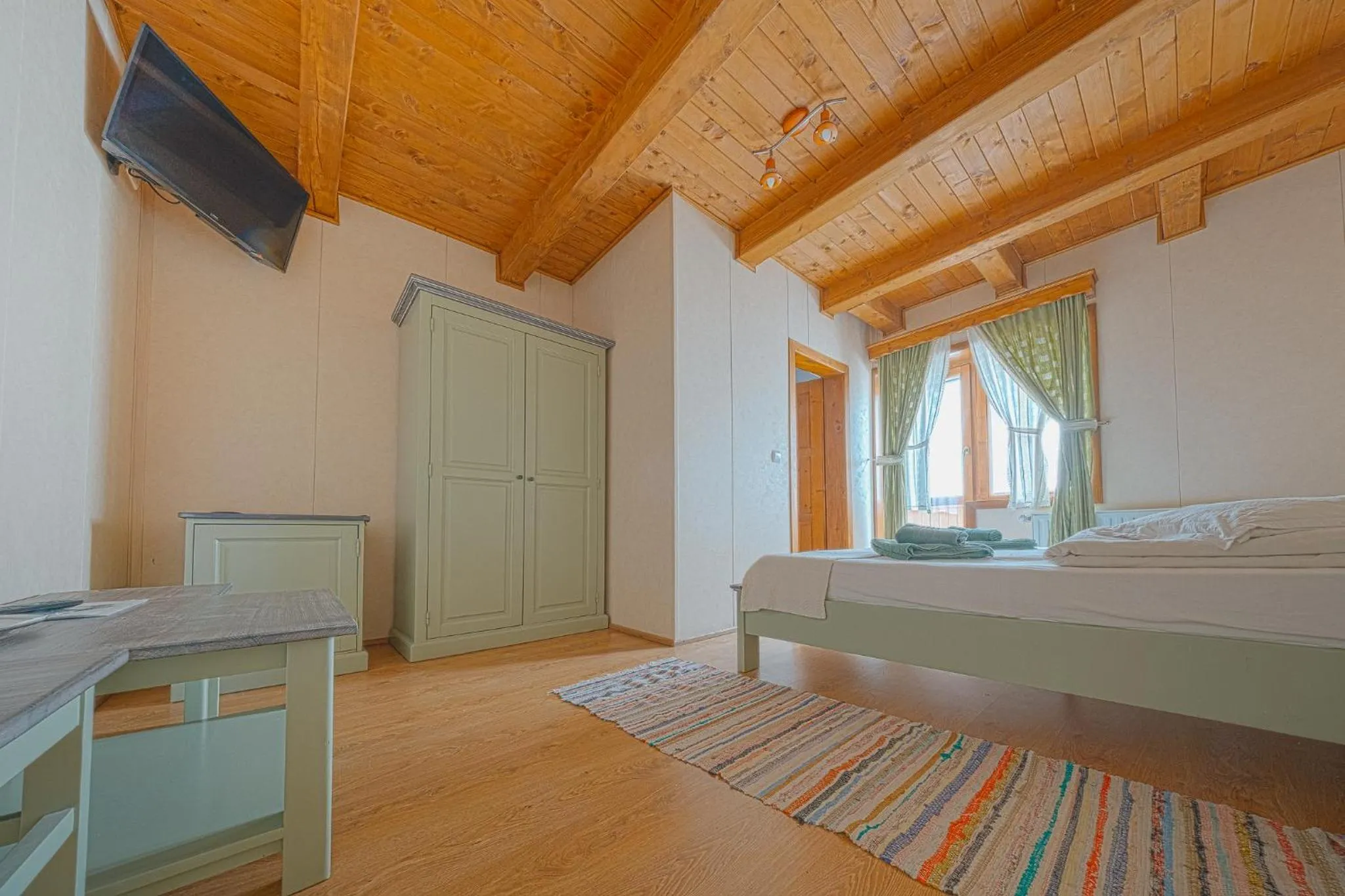 Bed in Pensiunea Vanatorul