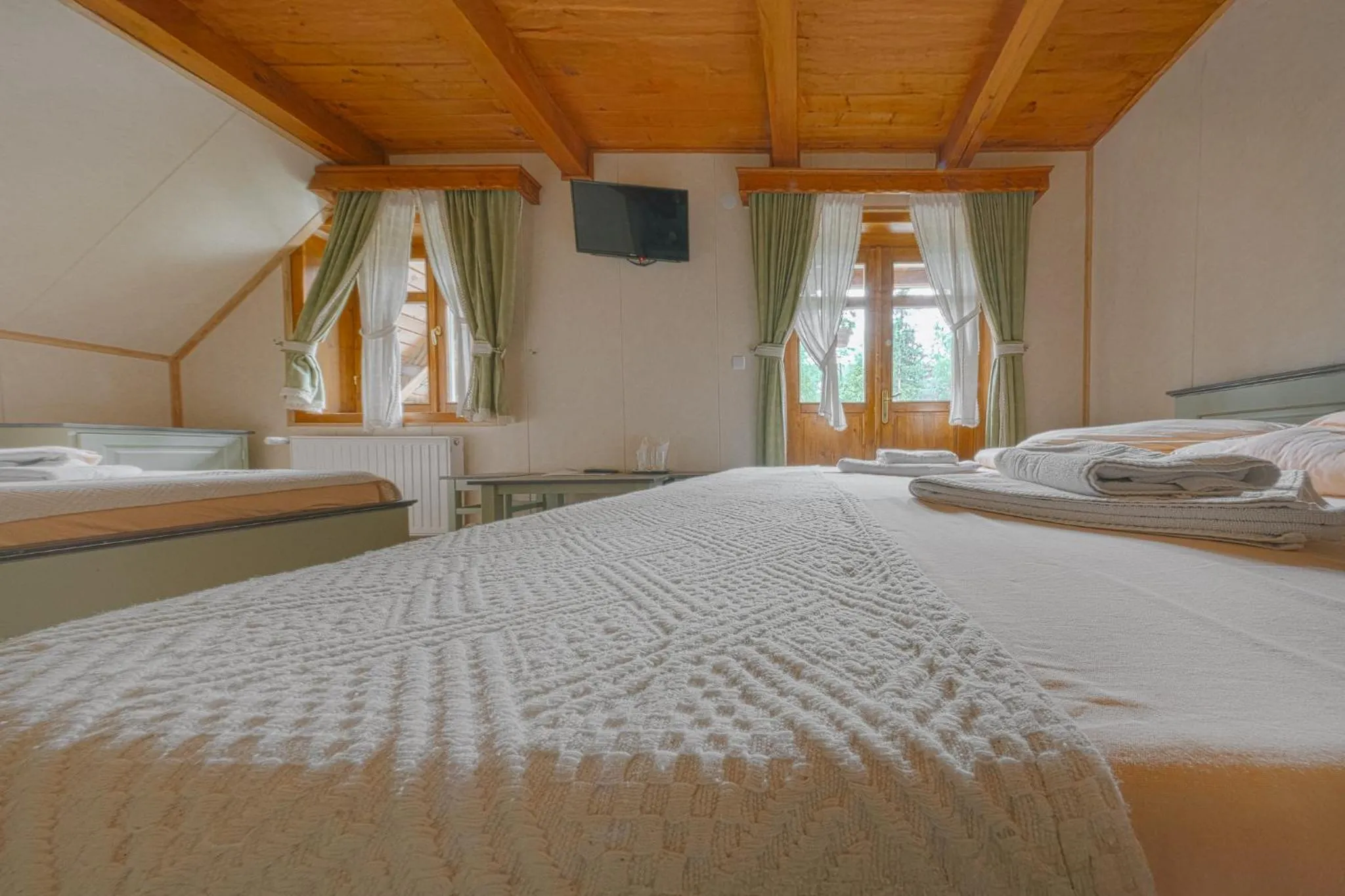 Bed in Pensiunea Vanatorul