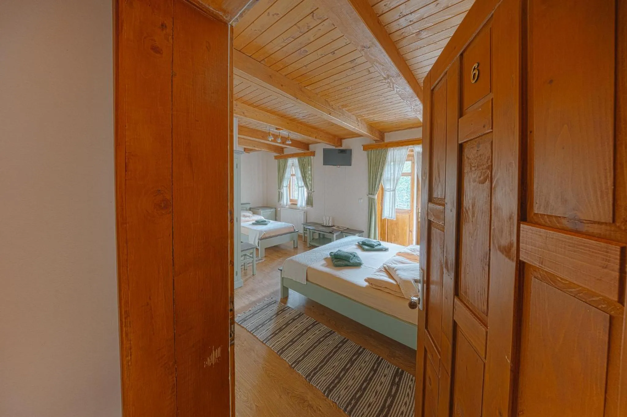 Bed in Pensiunea Vanatorul