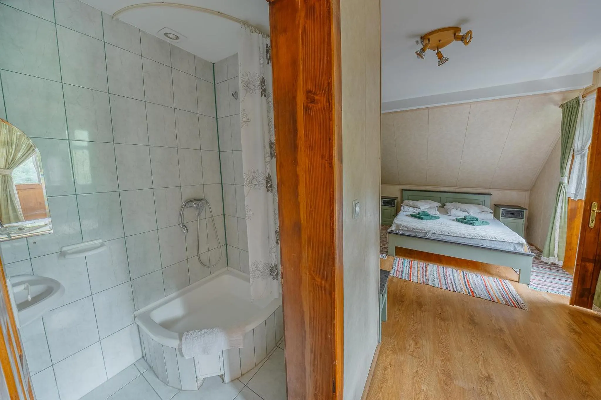 Shower, Bed in Pensiunea Vanatorul