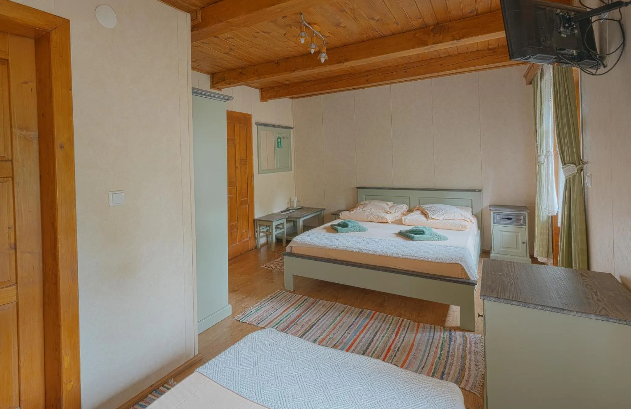 Bed in Pensiunea Vanatorul