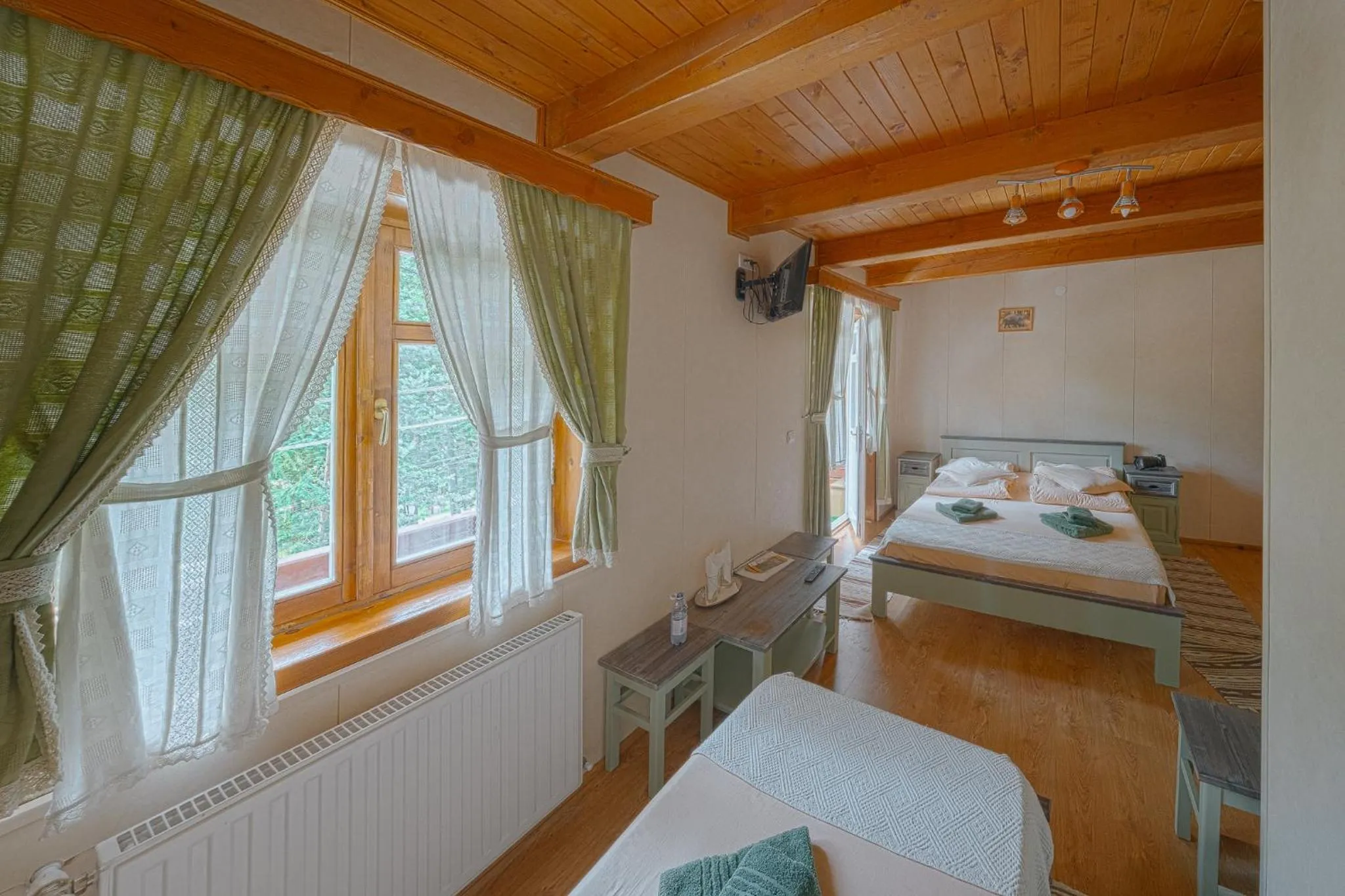 Bed in Pensiunea Vanatorul