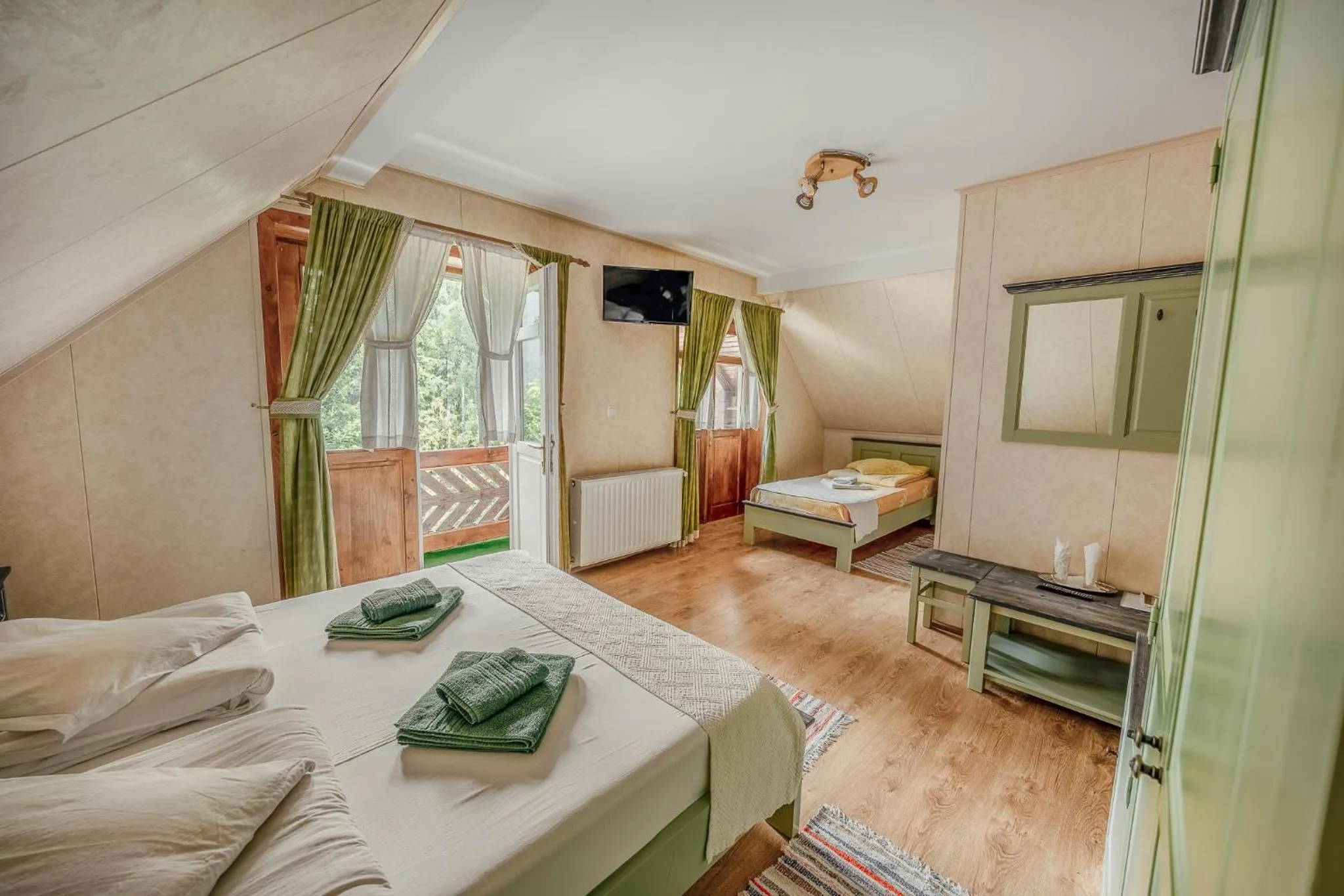 Bed in Pensiunea Vanatorul