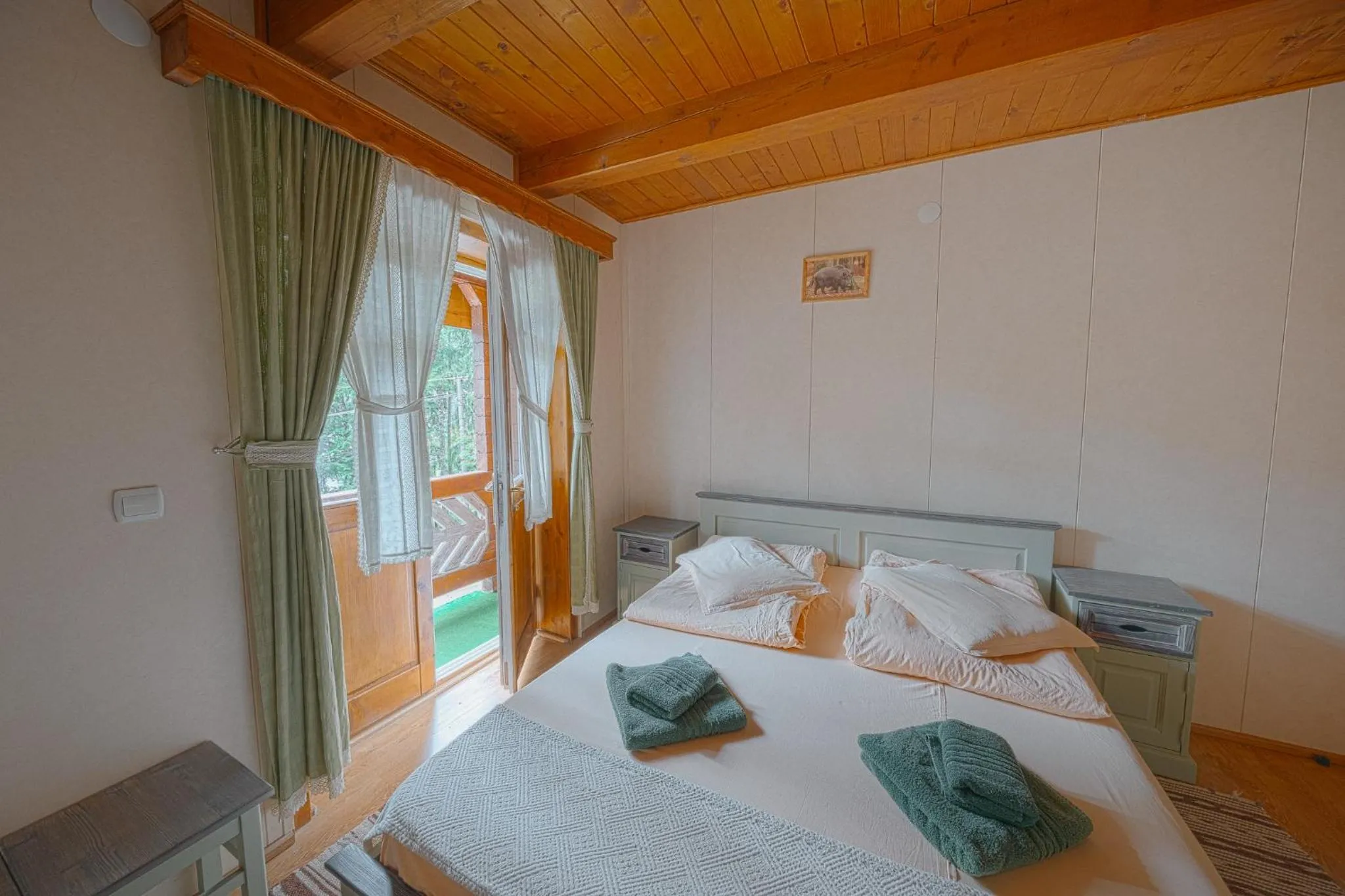 Bed in Pensiunea Vanatorul