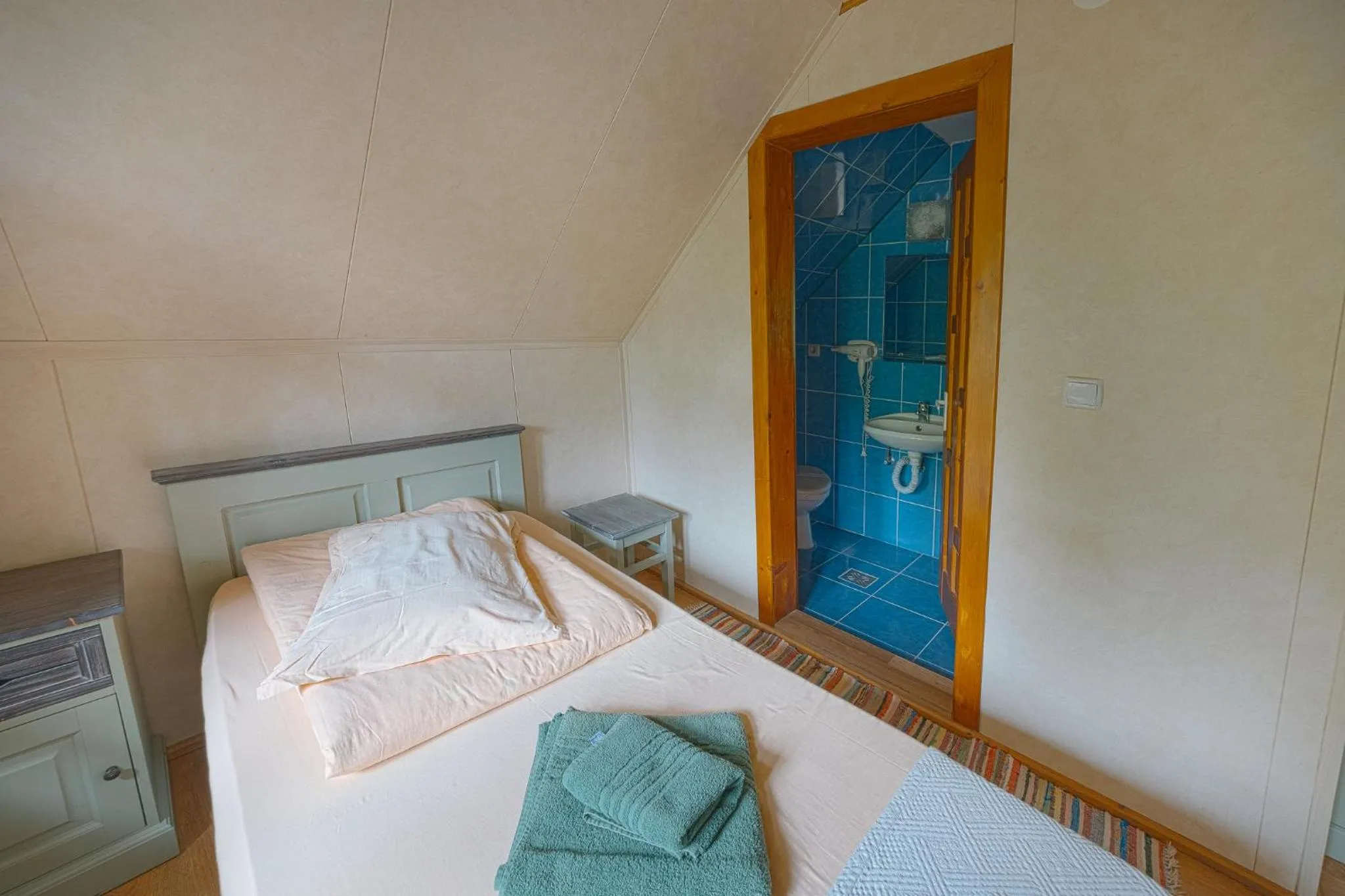 Bathroom, Bed in Pensiunea Vanatorul