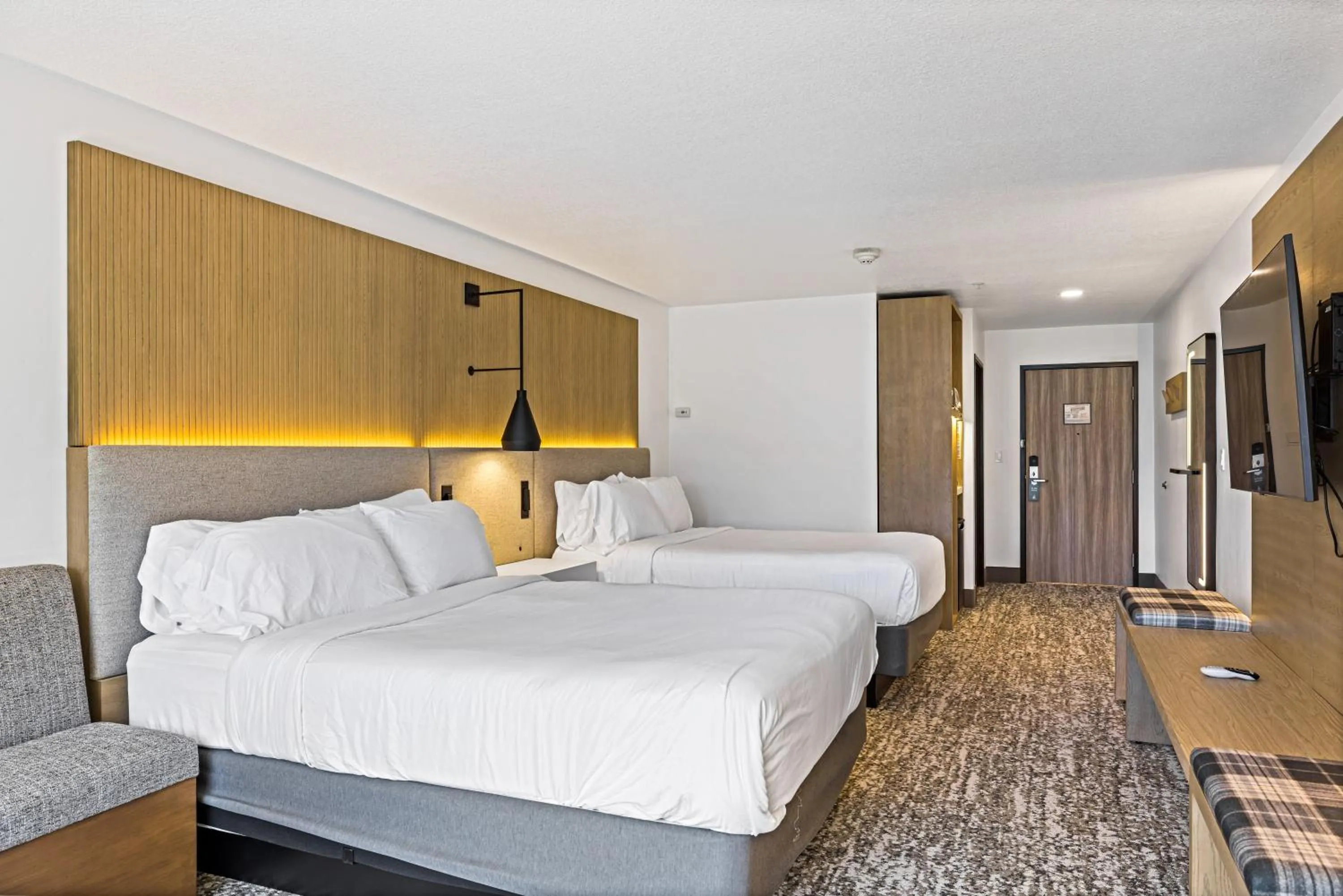 Bedroom, Bed in The Evergreen Hotel