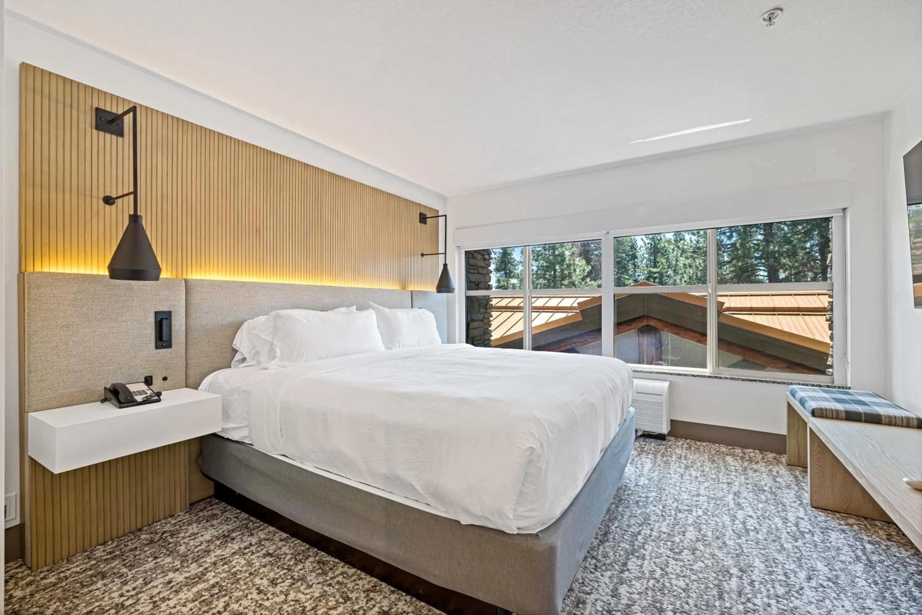 Bed in The Evergreen Hotel