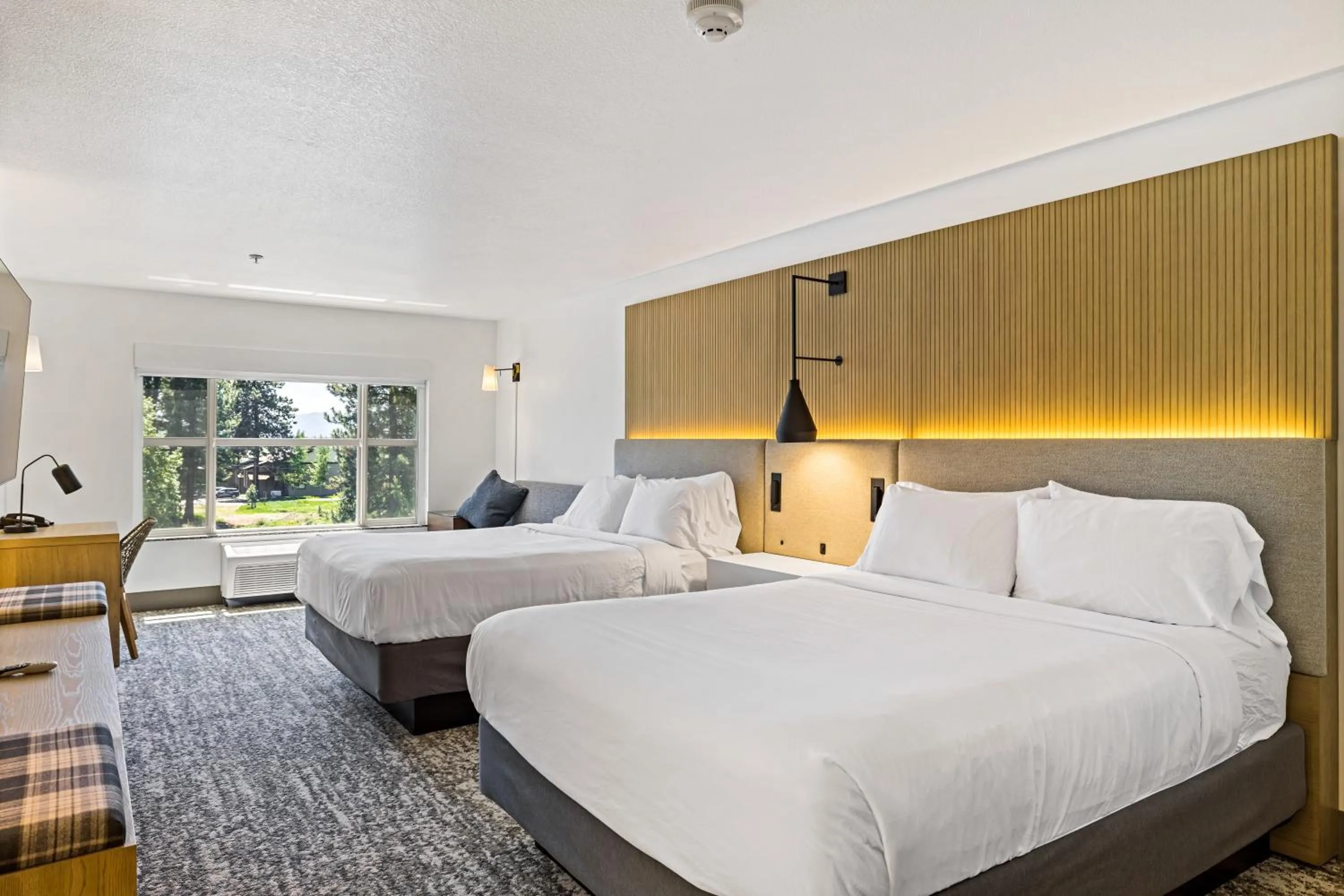 Bedroom, Bed in The Evergreen Hotel