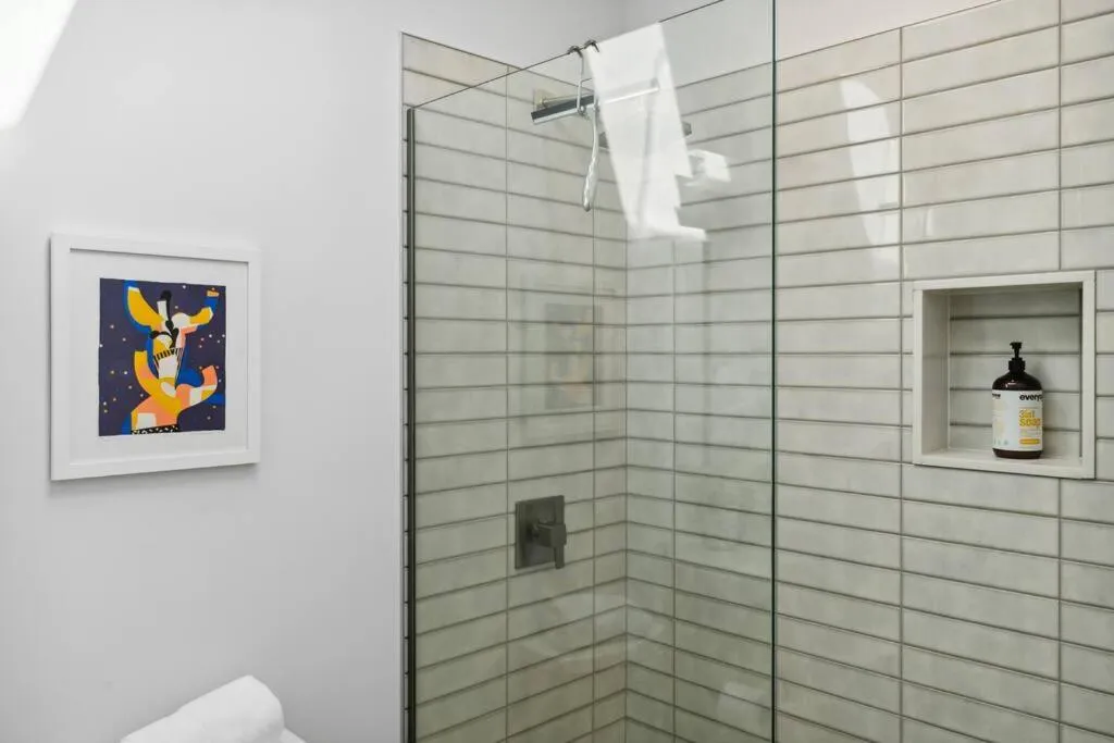 Modern 2-bedroom Apartment - 80 Walkscore!