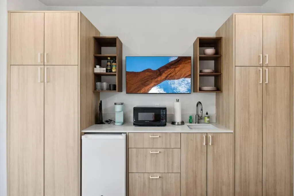 Modern 2-bedroom Apartment - 80 Walkscore!