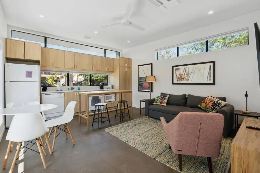 Modern 2-bedroom Apartment - 80 Walkscore! Modern 2-bedroom Apartment - 80 Walkscore!