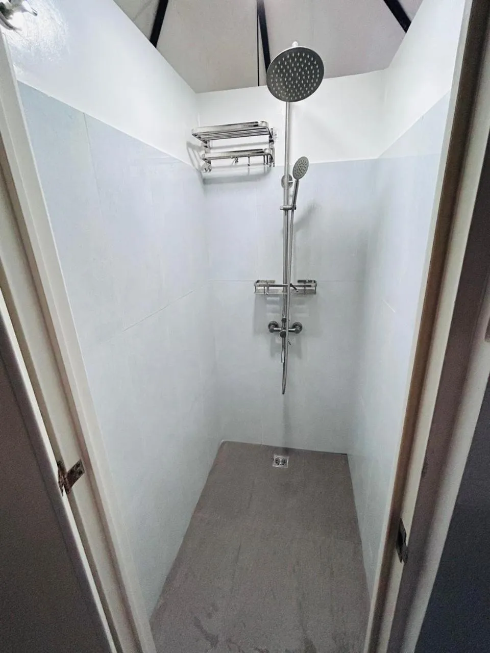 Public Bath in Camp Backpackers Port Barton