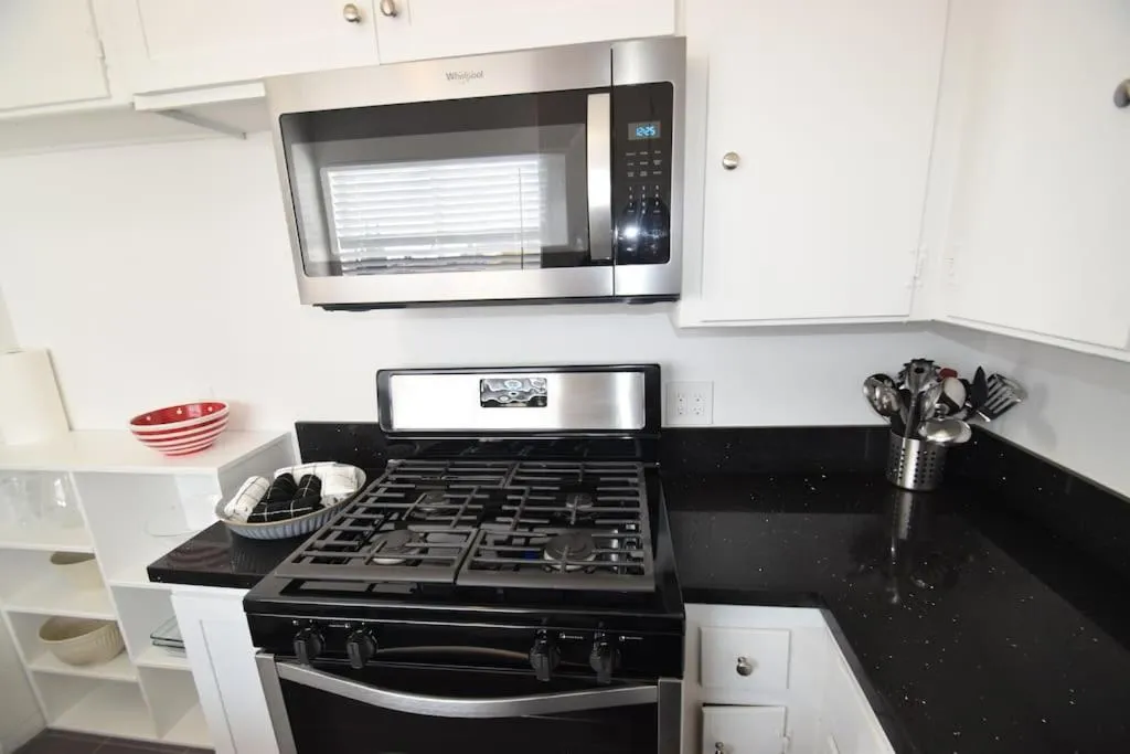 Kitchen or kitchenette in Hollywood Business Apartments