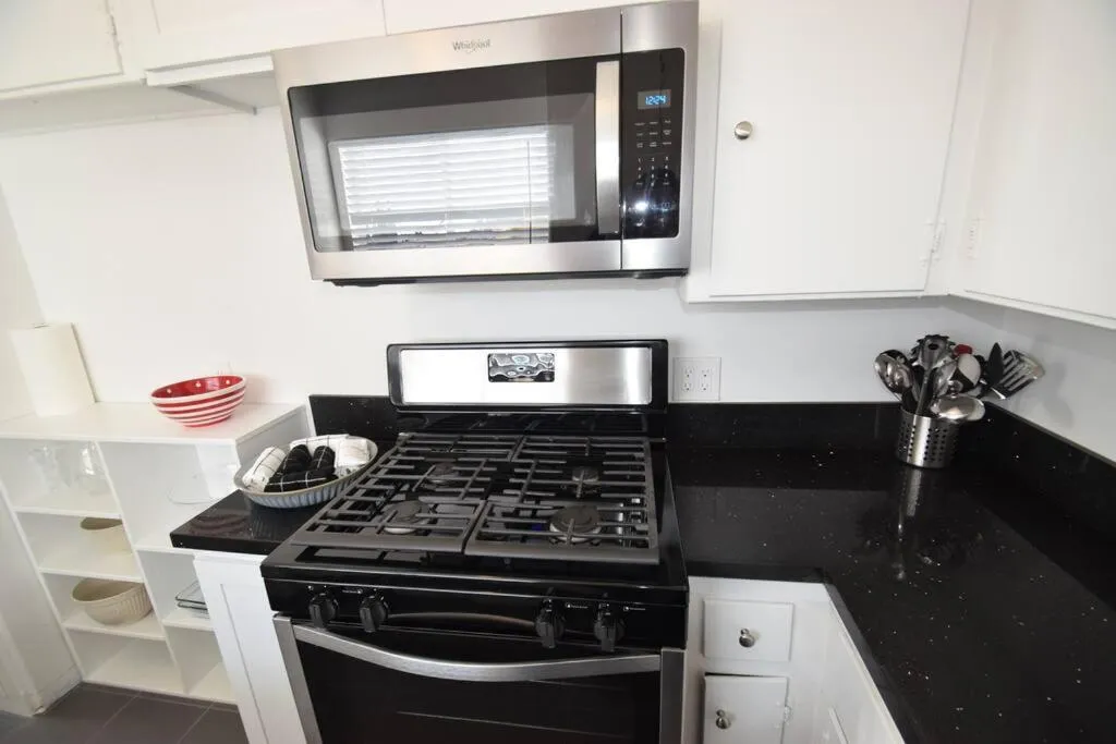 Kitchen or kitchenette in Hollywood Business Apartments