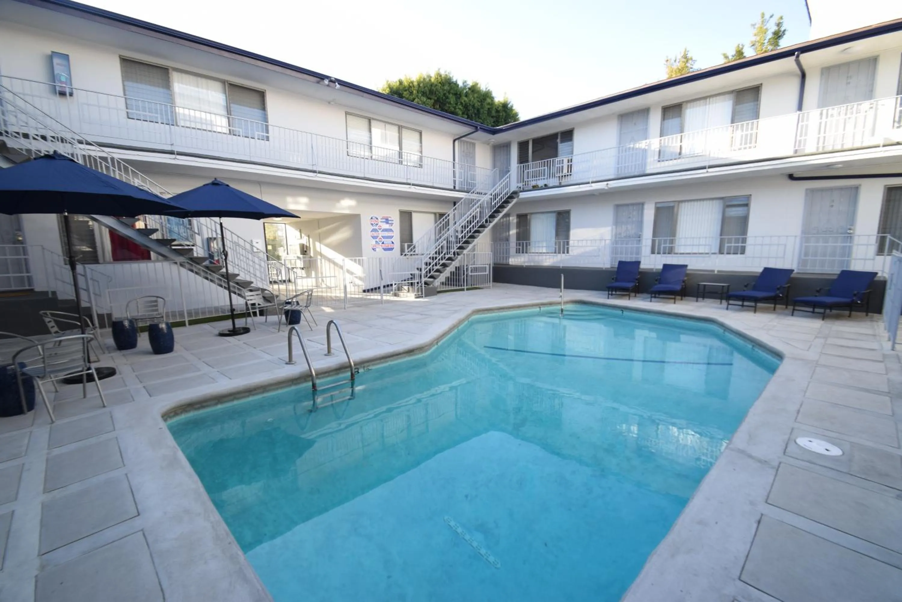 Property building in Hollywood Business Apartments