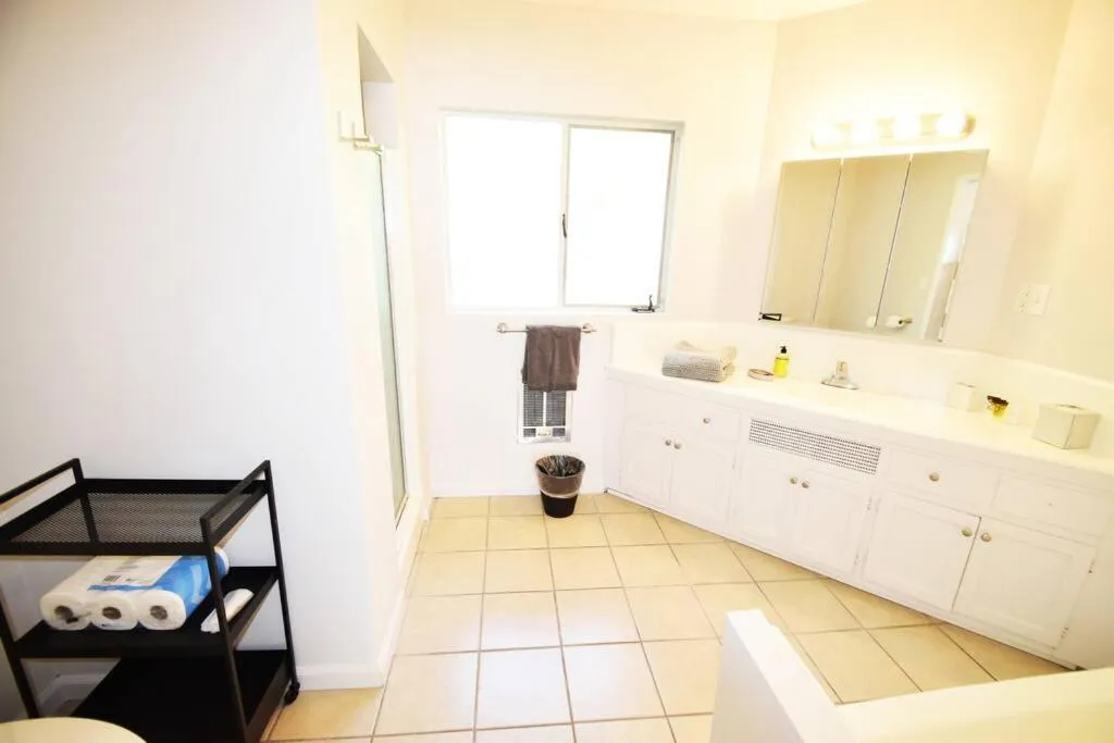 Bathroom in Hollywood Business Apartments