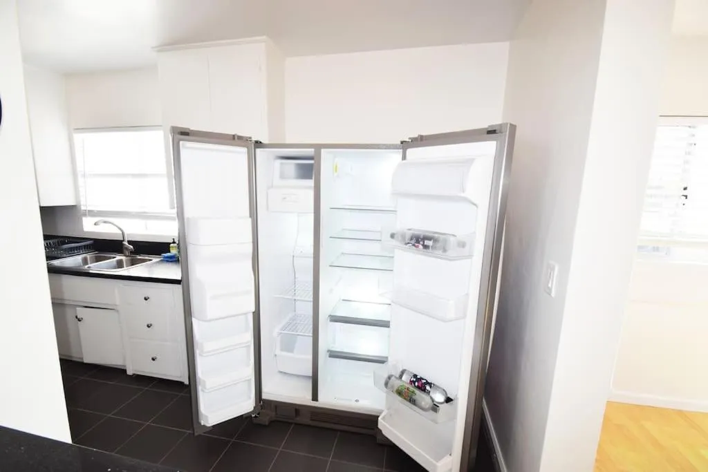 Kitchen or kitchenette in Hollywood Business Apartments