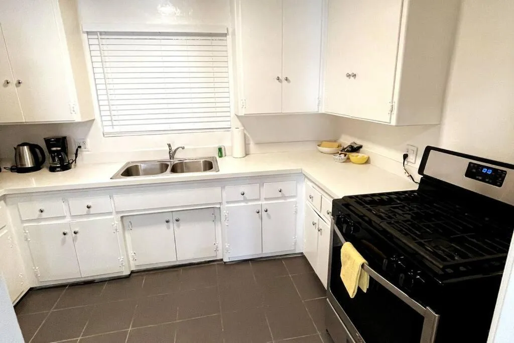 Kitchen or kitchenette in Hollywood Business Apartments
