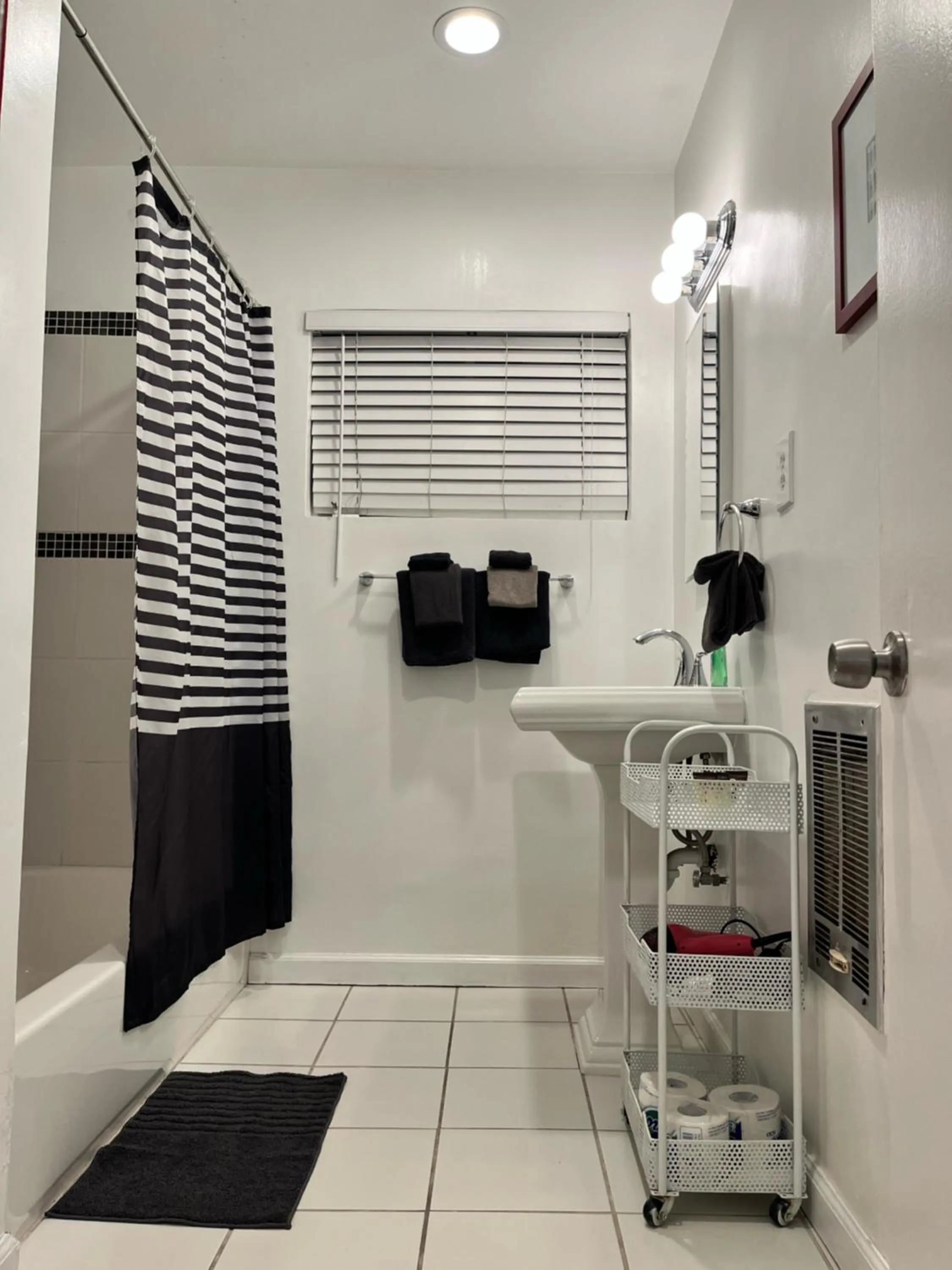 Bathroom in Hollywood Business Apartments