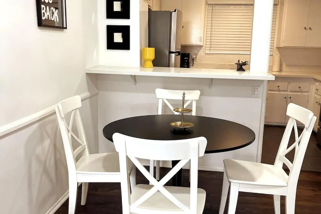 Kitchen or kitchenette in Hollywood Business Apartments