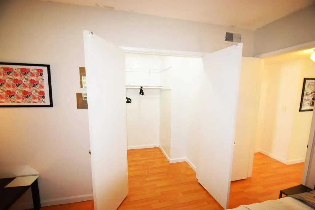 Bedroom in Hollywood Business Apartments