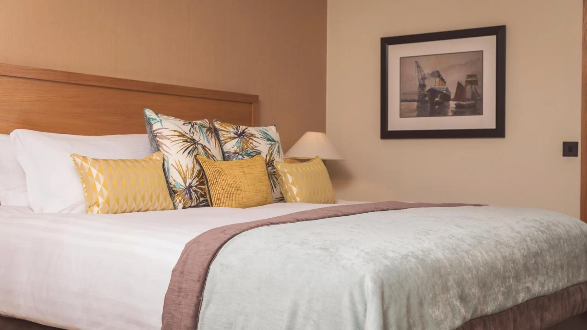 Bed in The Stormont Hotel