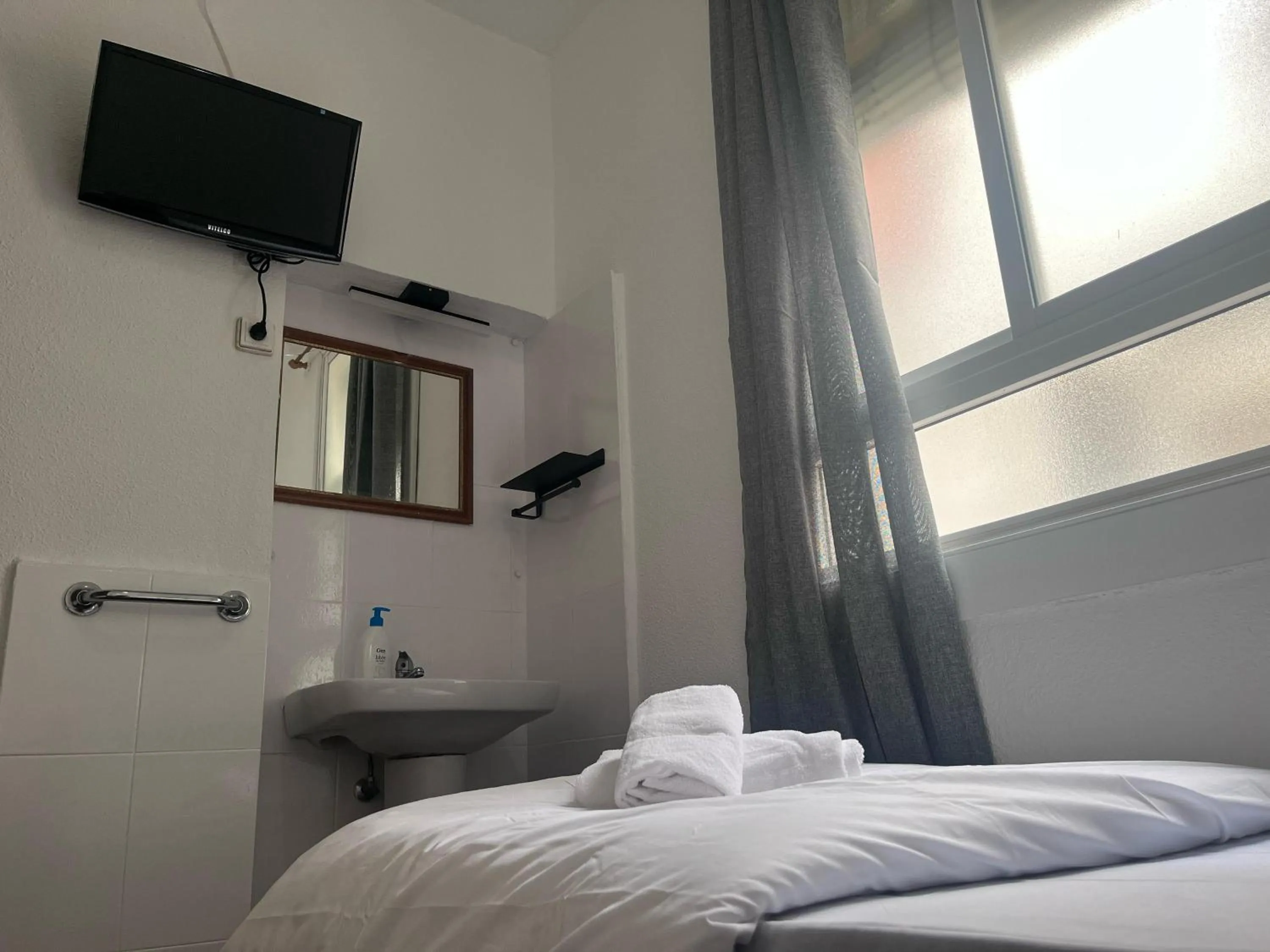 Bed in Hostal Alonso No Limit Madrid