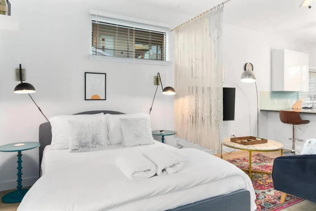 Bed in Poolside Studio w Rooftop Deck - Walk to Old Town