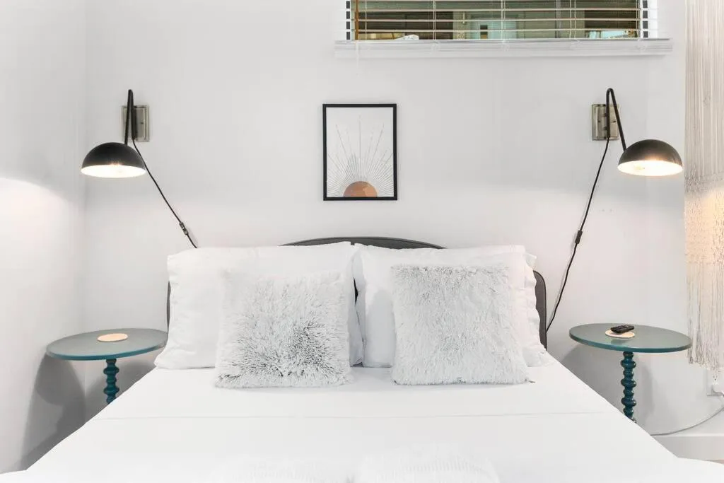 Bed in Poolside Studio w Rooftop Deck - Walk to Old Town