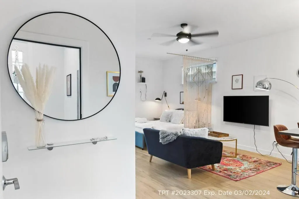 Bed in Poolside Studio w Rooftop Deck - Walk to Old Town