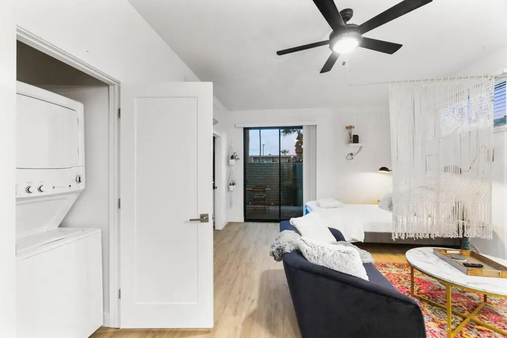 Poolside Studio w Rooftop Deck - Walk to Old Town